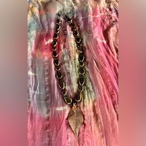 Glass and copper color filagree leaf necklace classic 70’s with detailed clasp